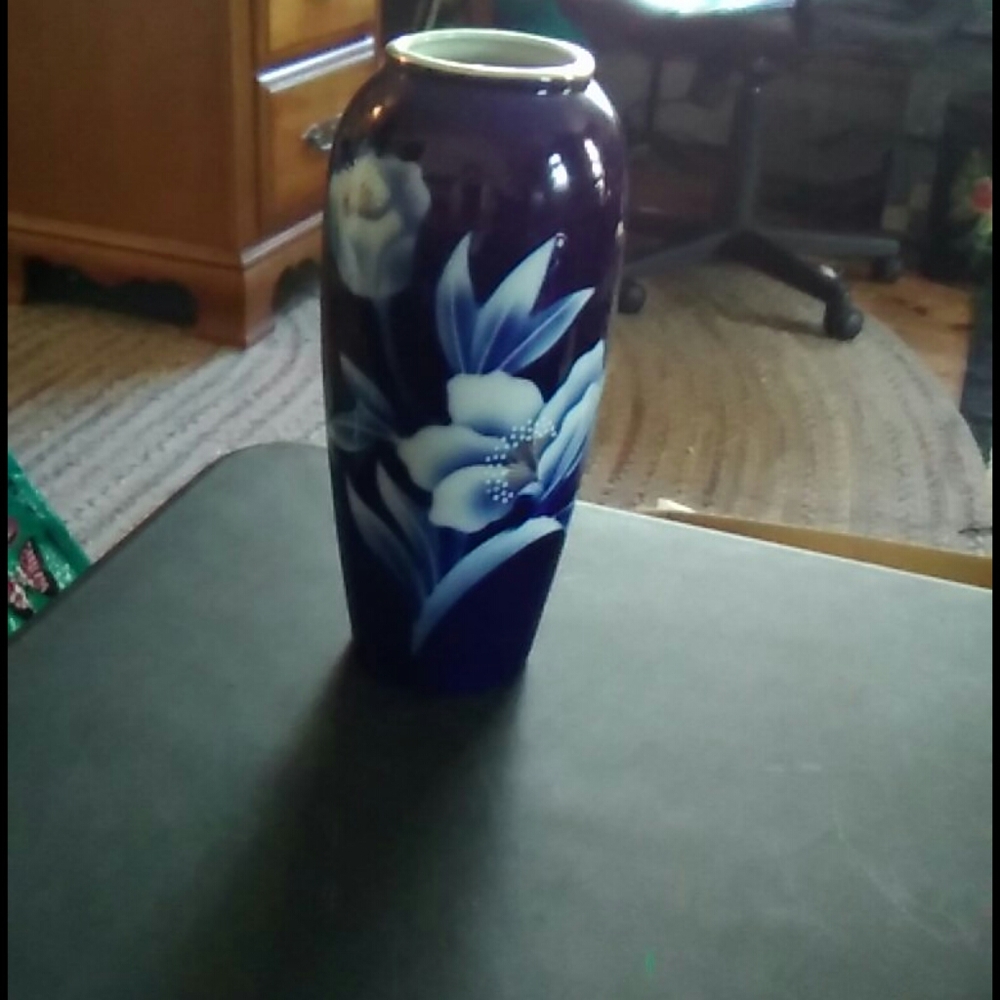 Colbolt Blue flower vase with White Flowers